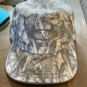 Men’s Oakley adjustable trucker hat